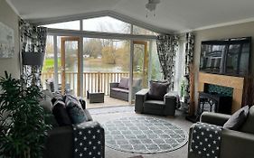 Beautiful And Tranquil Lakeside Lodge - Sleeps 5